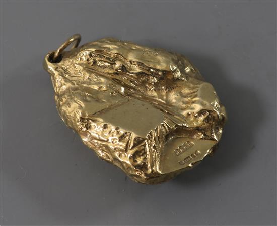 A 9ct gold nugget pendant.